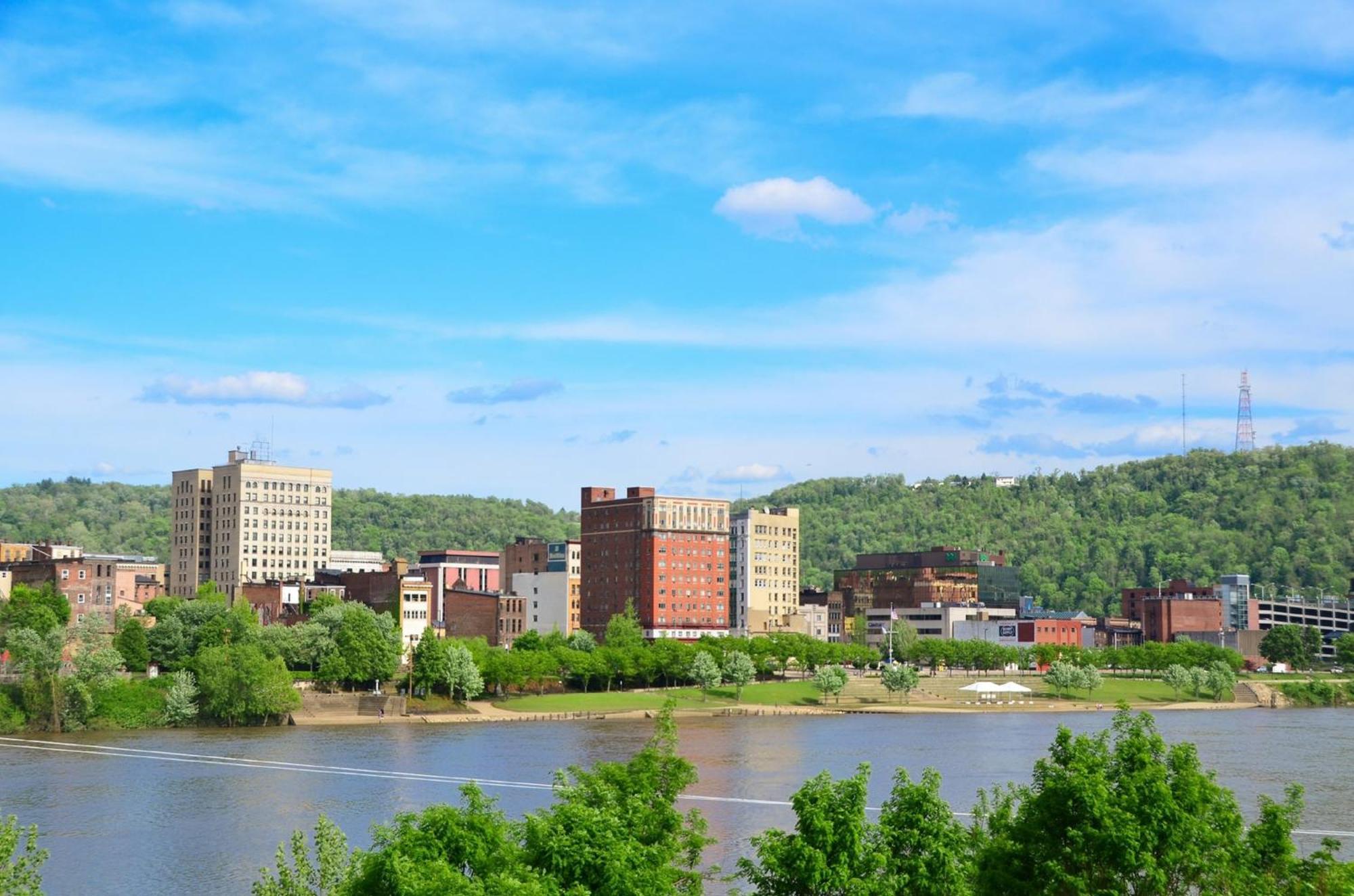 Holiday Inn Weirton-Steubenville Area Exterior photo